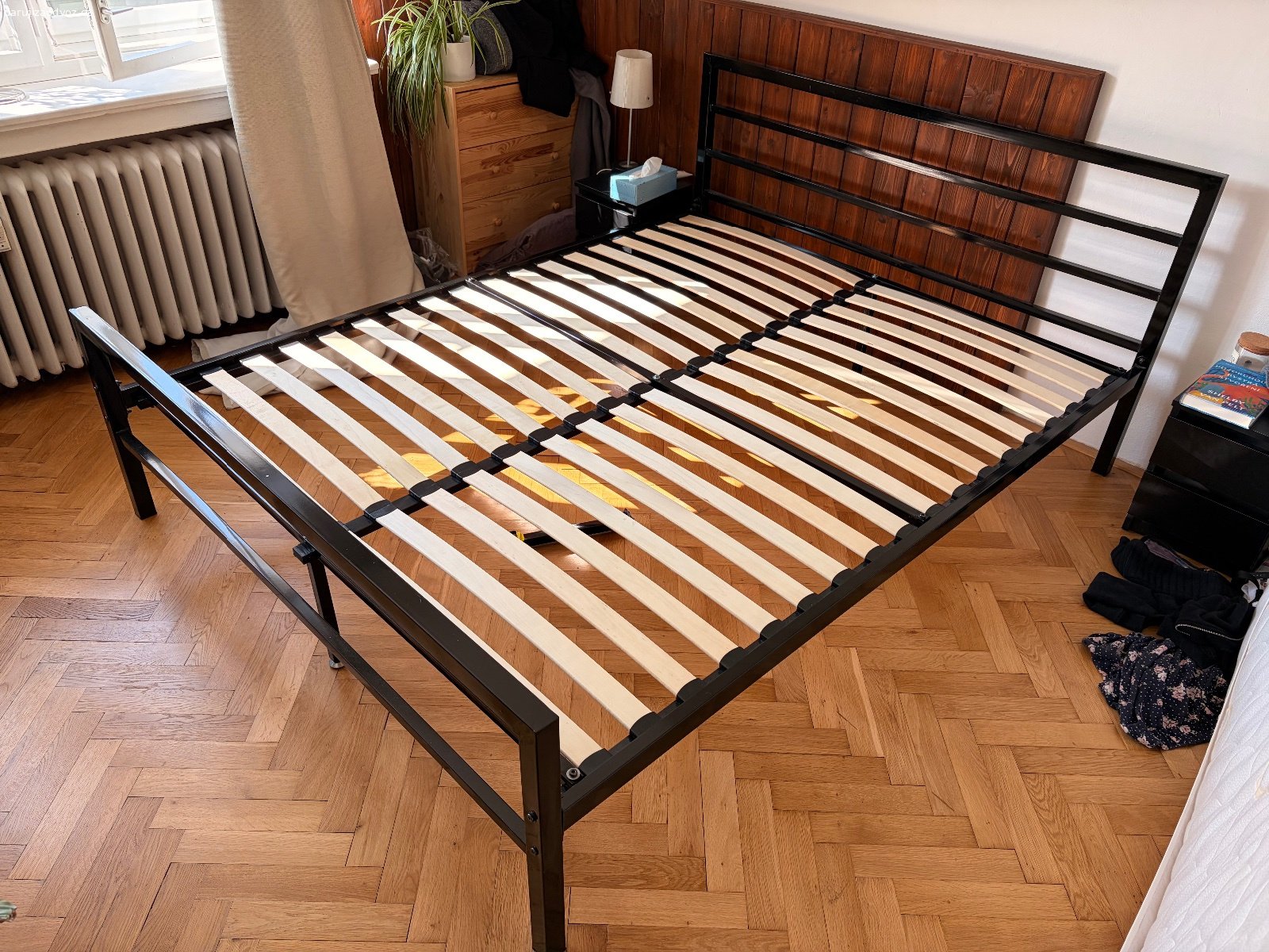 Postel s roštem. Alu rám postele s roštem.
Poškozená středová noha, jinak ok
Daruji za šálek kávy v kavárně u nás v domě.