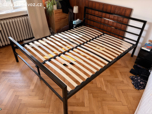 Postel s roštem