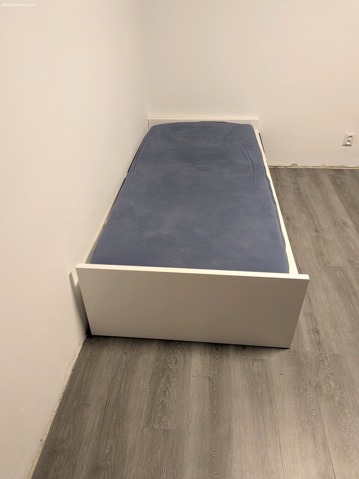 postel s supliky. Daruji za cokoladu jedoluzkovou postel Ikea s supliky bez matrace.Barva bilo-hneda.K odvozu bude nachystana rozlozena.
