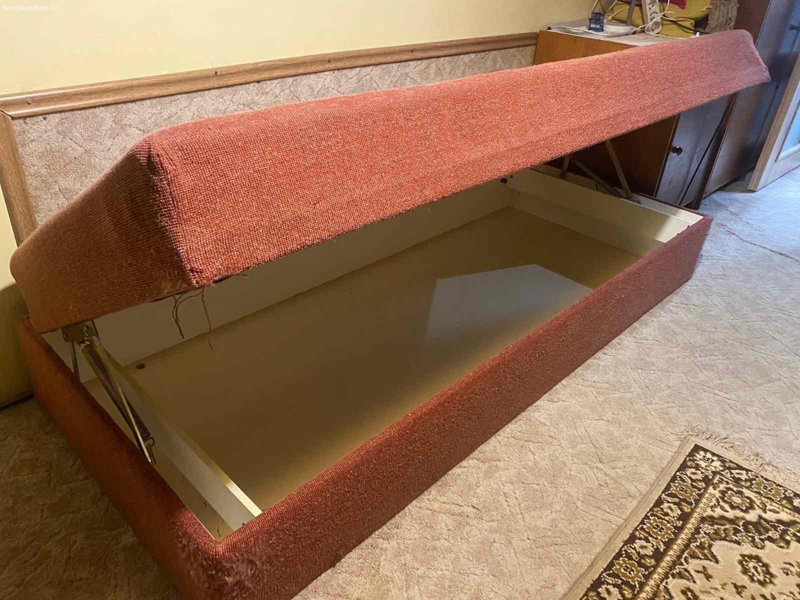 Postel s úložným prostorem. Darujeme za odvoz postel vyklápěcí s úložným prostorem. Rozměry 195 x 85 x 42 cm (zavřená). Látka v rozích poškrábaná kocourem (asi možno esteticky ošetřit), jinak v dobrém stavu, praktická  a s hezkým materiálem potahu. Při odvozu nutné snést z 11. patra s výtahem.
