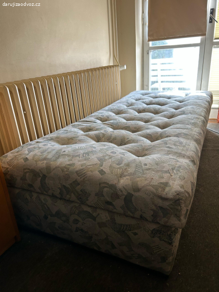 Postel s uloznym prostorem