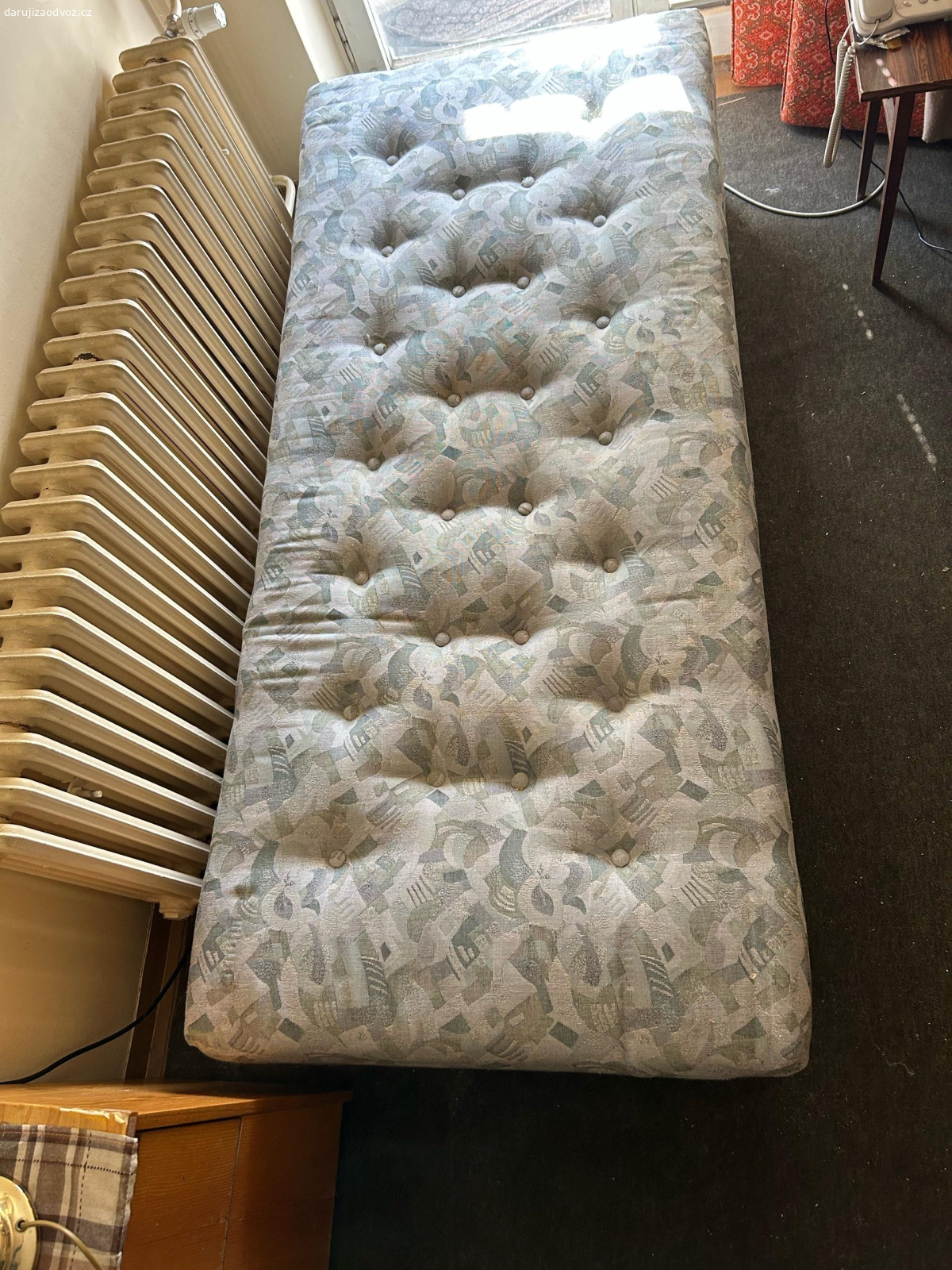 Postel s úložným prostorem. Postel s úložným prostorem