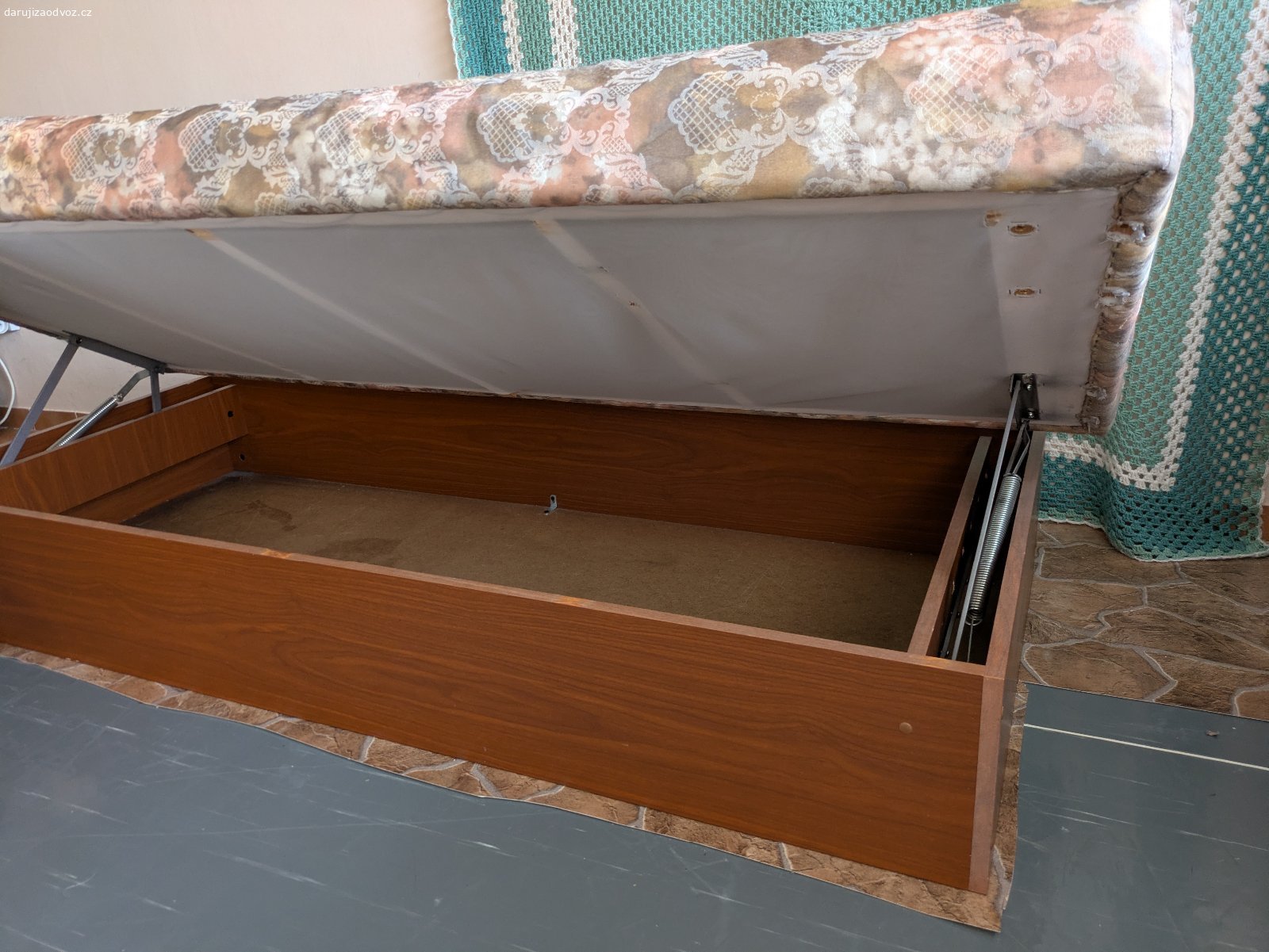 Postel s úložným prostorem. Postel 190*90. Spodní box pevná silná dřevotříska. Zvedací víko se silnou pružinou.