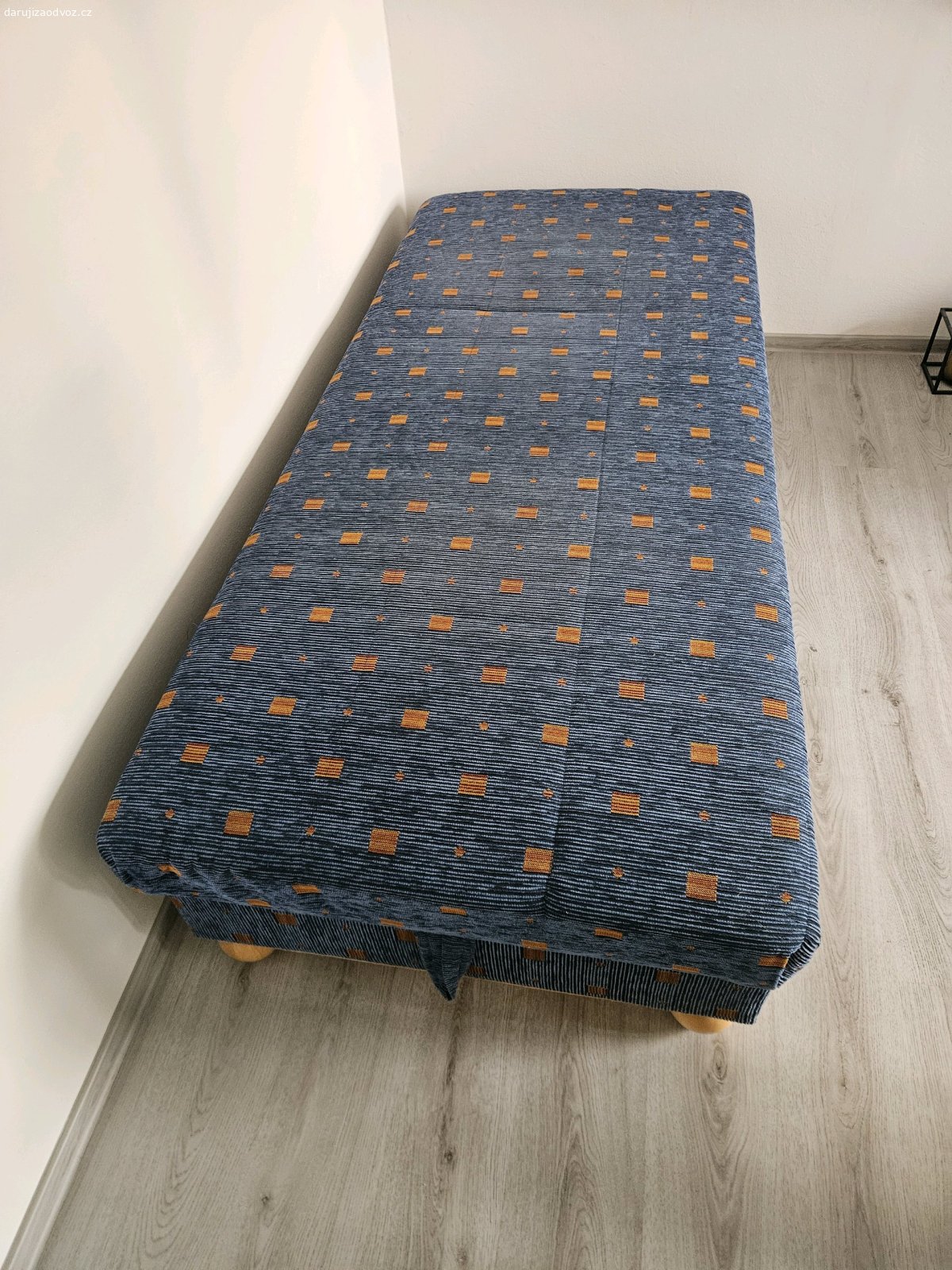 Postel s úložným prostorem. Daruji postel (celočalouněnou válendu) s úložným prostorem. Bezvadný stav. Rozměr 200 x 90 x 50 cm.