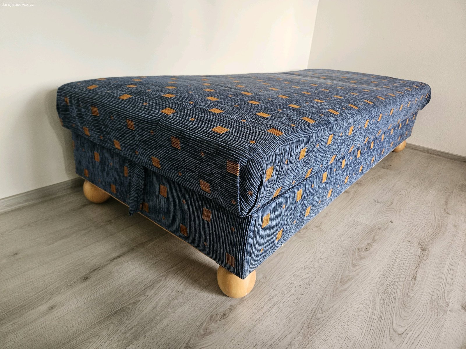 Postel s úložným prostorem. Daruji postel (celočalouněnou válendu) s úložným prostorem. Bezvadný stav. Rozměr 200 x 90 x 50 cm.
