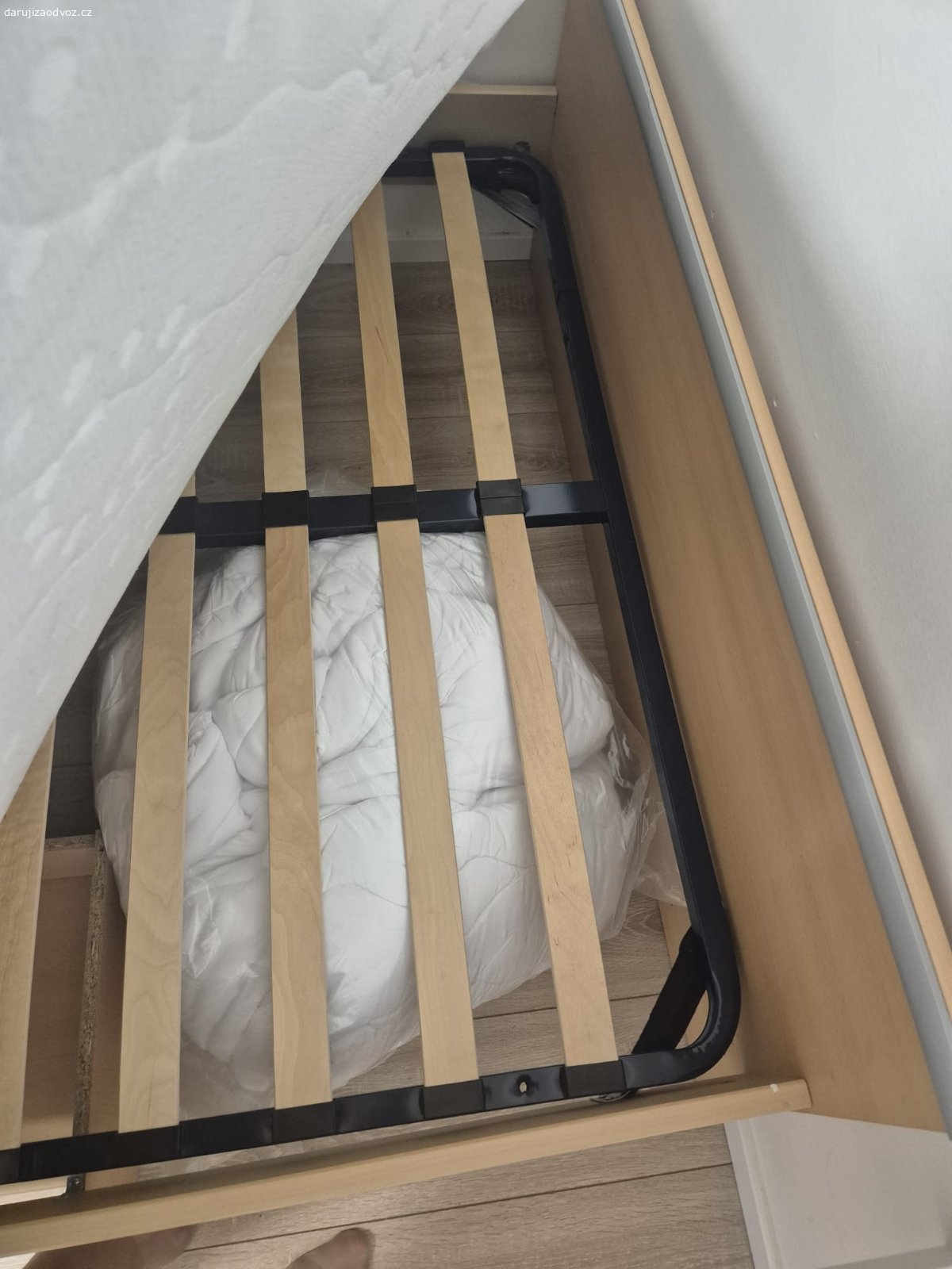 Postel šíře 140 cm. S matrací - k odběru v pátek 18. nebo sobotu 19.9. 
Odebrání chvátá s ohledem na stěhování.