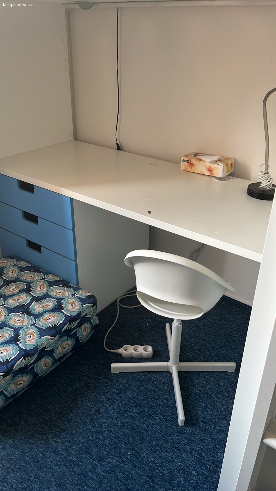 Postel-stůl-skříň IKEA Smastad. Daruji tuto sestavu, nutno rozebrat. Známky opotřebení, jinak vše funkční. Obsahuje rošt, matraci nikoliv.