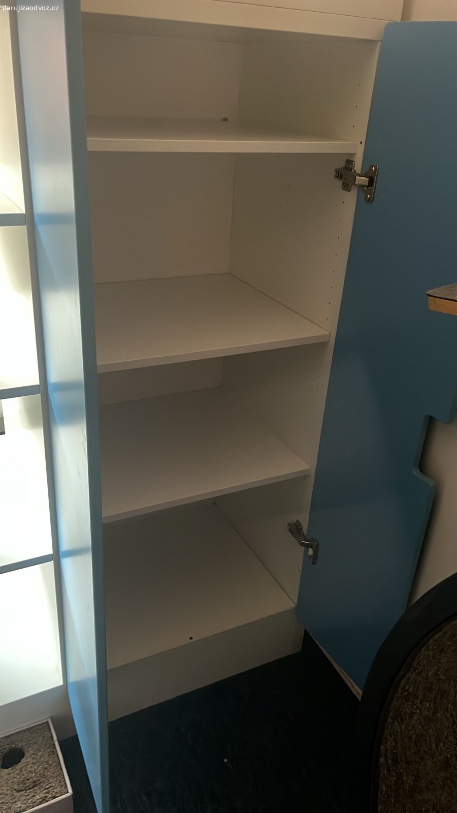 Postel-stůl-skříň IKEA Smastad. Daruji tuto sestavu, nutno rozebrat. Známky opotřebení, jinak vše funkční. Obsahuje rošt, matraci nikoliv.