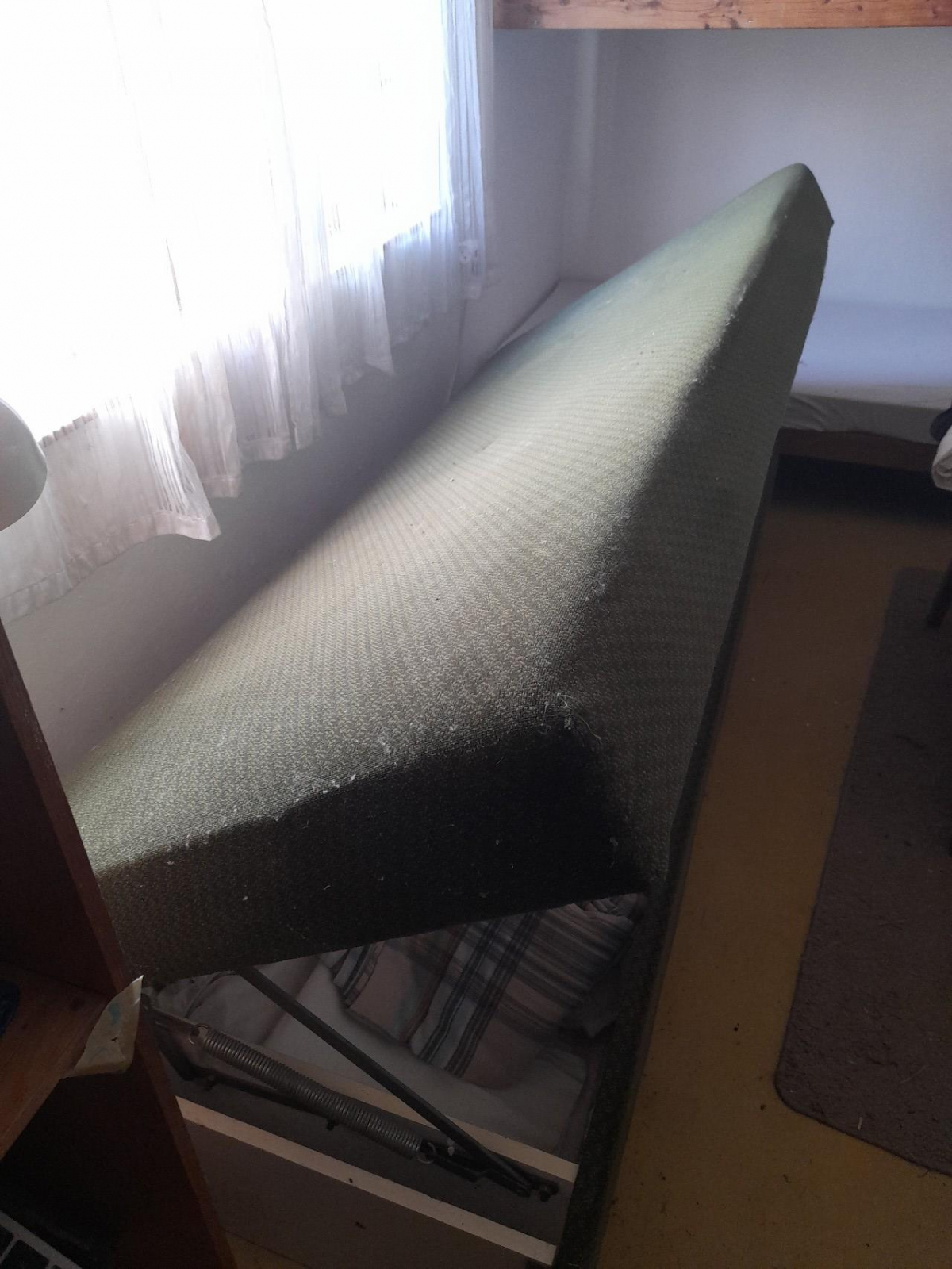 Postel. Postel s matrací a úložným prostorem, 200 × 88 cm