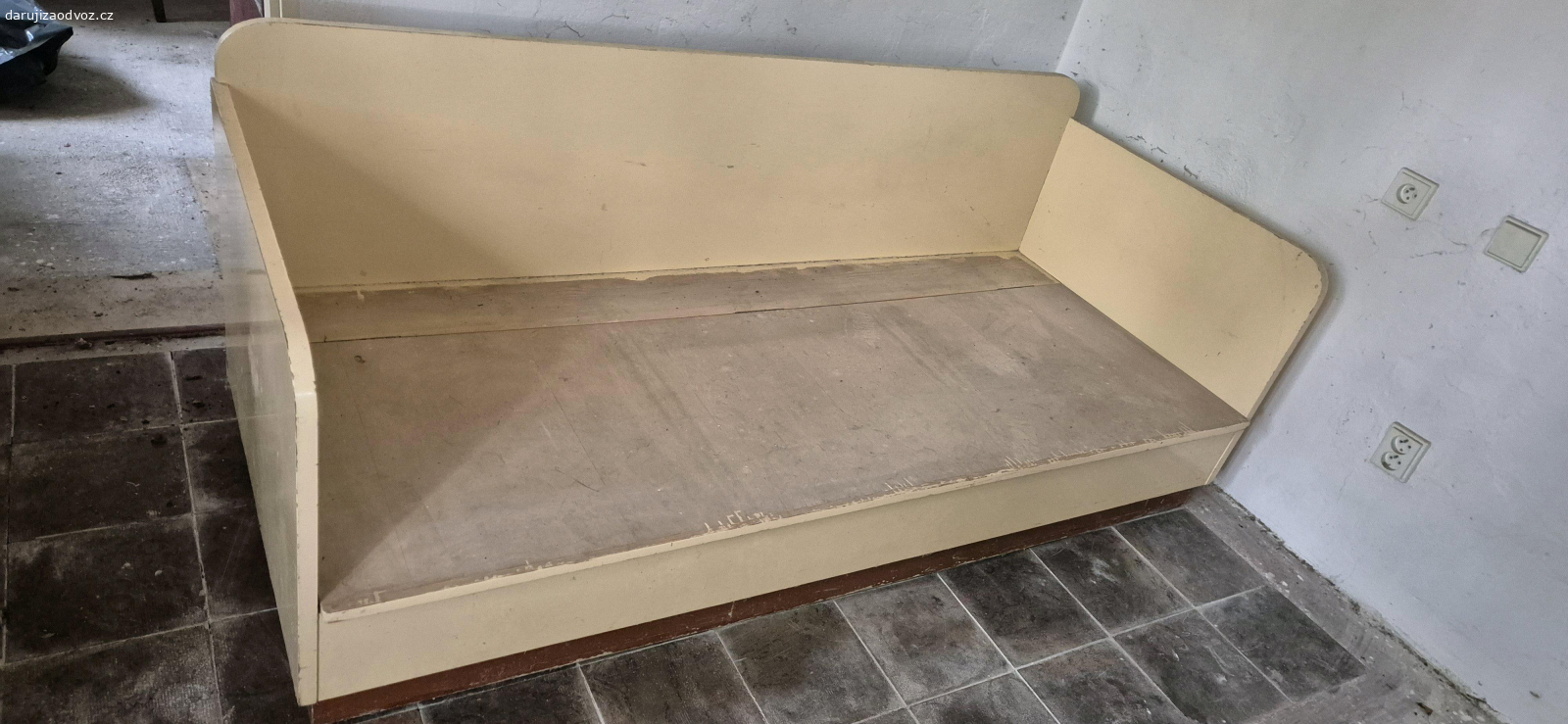 postel. Daruji  starou postel