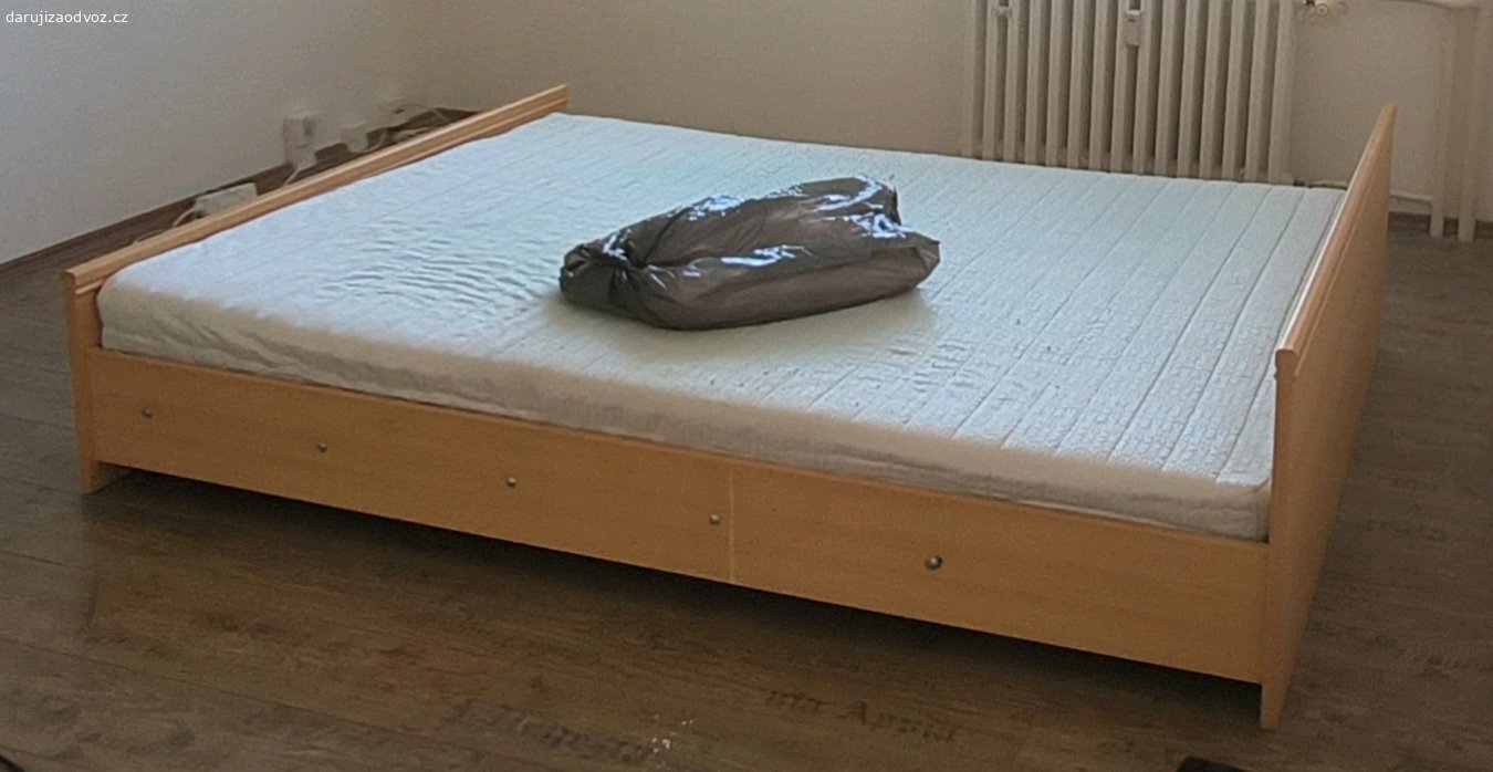 Postel. Daruji postel lůžko a půl včetně roštu a matrace, rozměr 200×160cm.