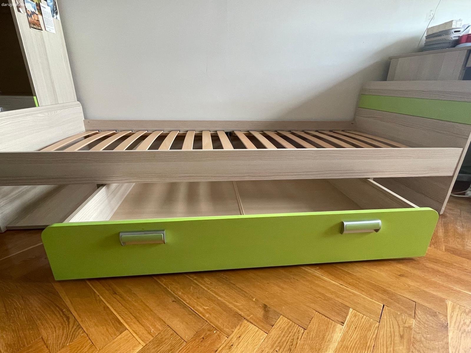 postel. Daruji postel - je součastí celého setu dětský pokoj, máme 2 kusy - včetně roštu a matrace. Rozměr postele 200x85x60cm, matrace š. 80cm. Lze jednotlivě.