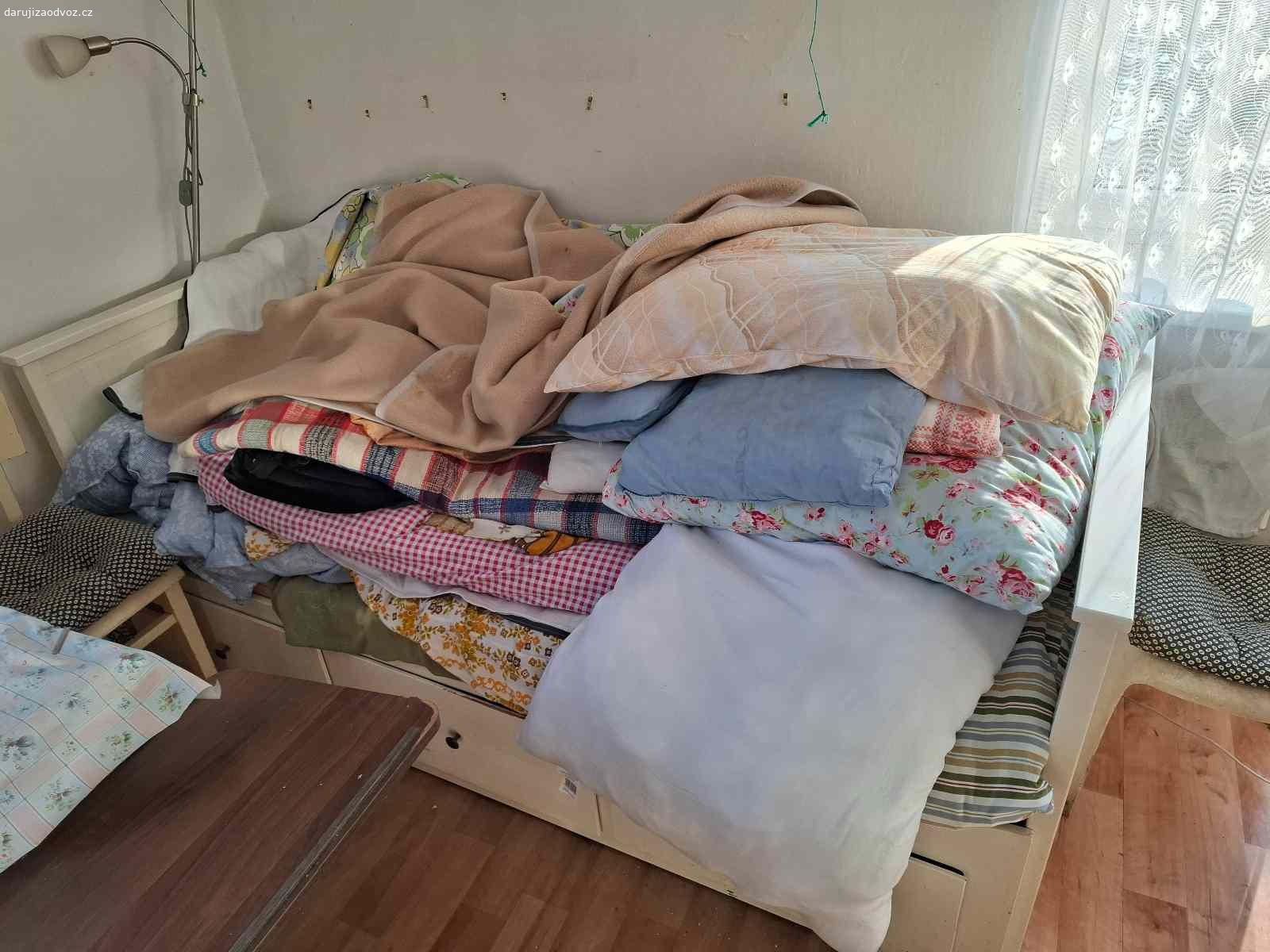 Postele a peřiny. Daruji za odvoz starší postele, peřiny a polštáře.