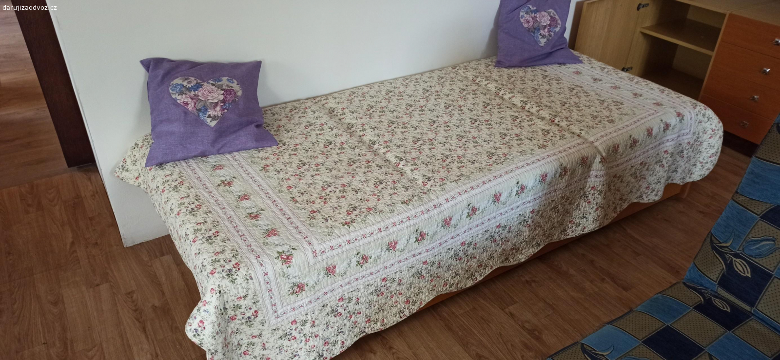 postele. 2 postele, možno složit na manželskou postel, třídílné matrace, úložný prostor