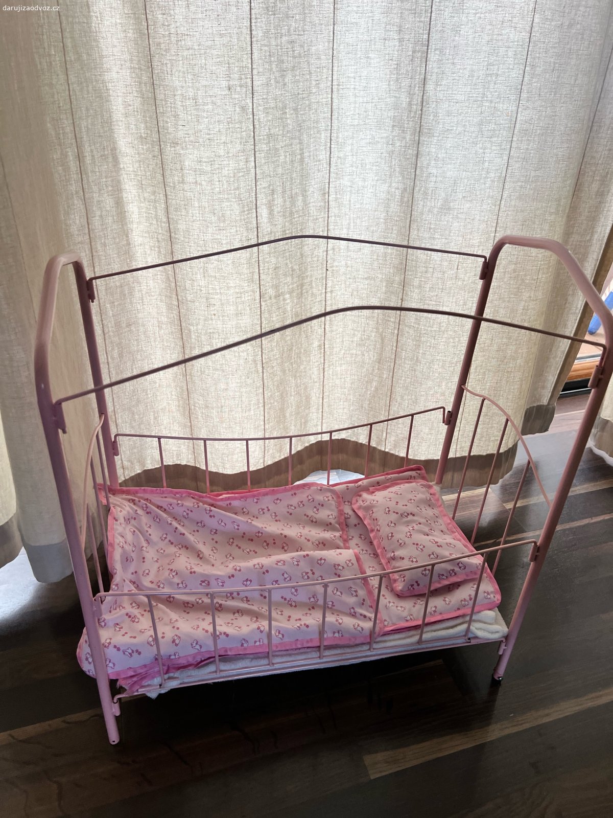 Postýlka pro panenky. za odvoz daruji postýlku pro panenky.