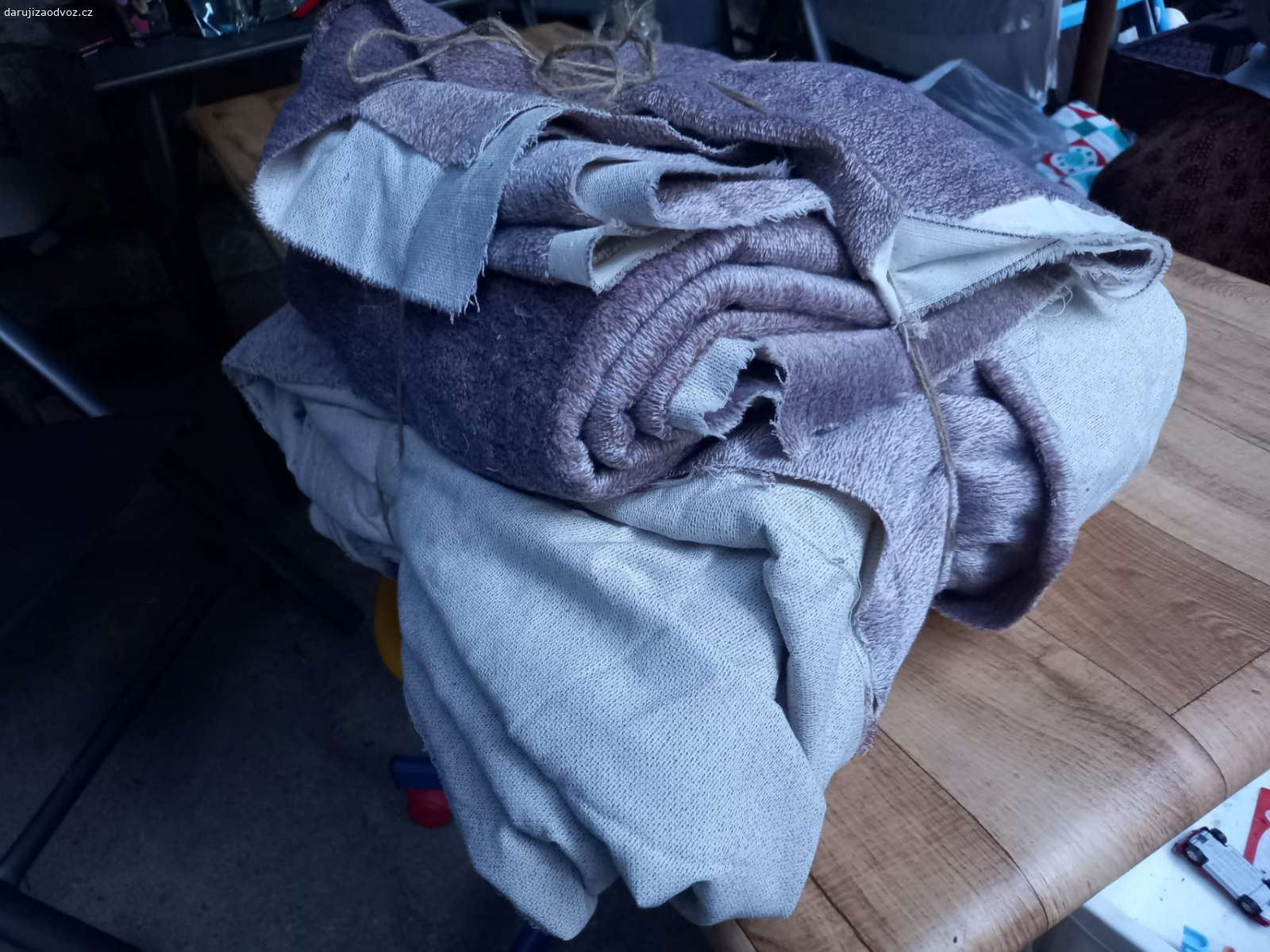 potahová látka,  nepouzita. potahová látka,  nepoužitá,  zakoupeno v roce 1990. jeden kus je cca 5m X 140cm, 2 kusy jsou menší.  nevozim, neposílám. čokoláda potěší, není podmínkou.