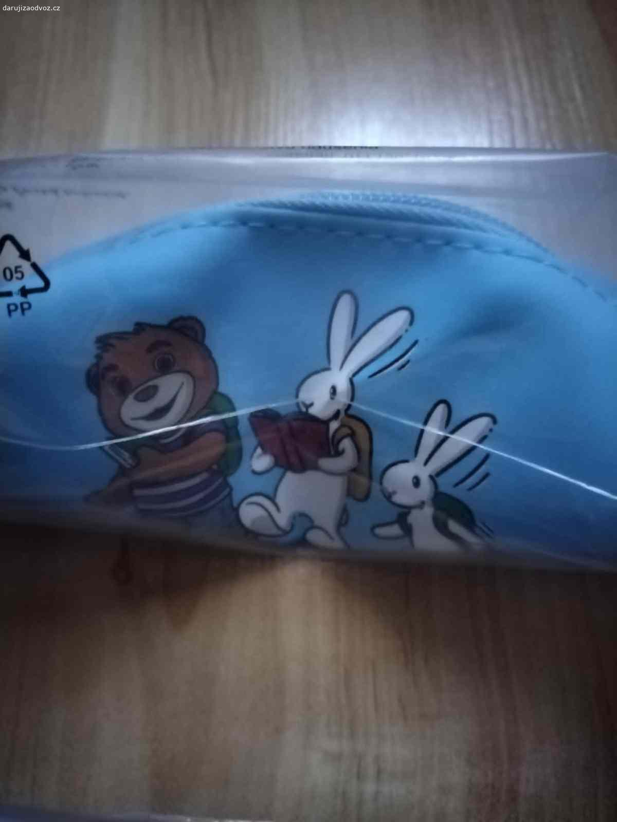 Pouzdro na zip - malý penál s motivem Bob a Bobek. Daruji světle modré pouzdro s obrázkem králíků Bob a Bobek, nové, originál zabalené. Odvoz Praha 10-Strašnice. Jestli mi chcete něco přinést, mám ráda čokoládu Milka, není podmínkou.