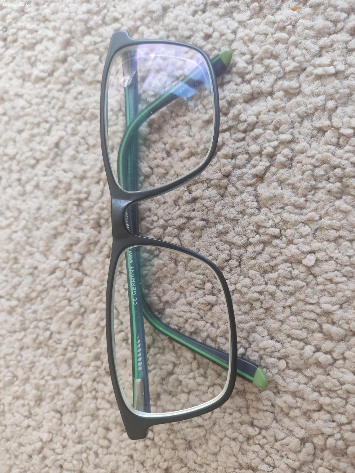 Daruji použité brýle. červené jsou dámské, zelené a černé jsou juniorské.Neposilam.