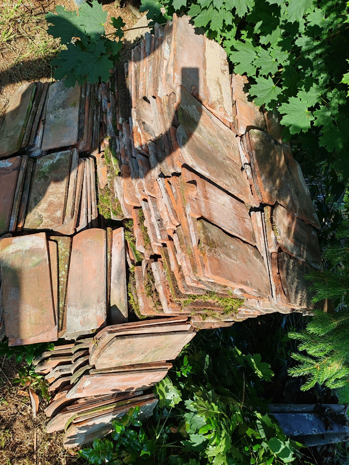 Použité střešní tasky. Dám použité střešní tašky za odvoz. Cca více než 16m2. Některé rozlámaná.