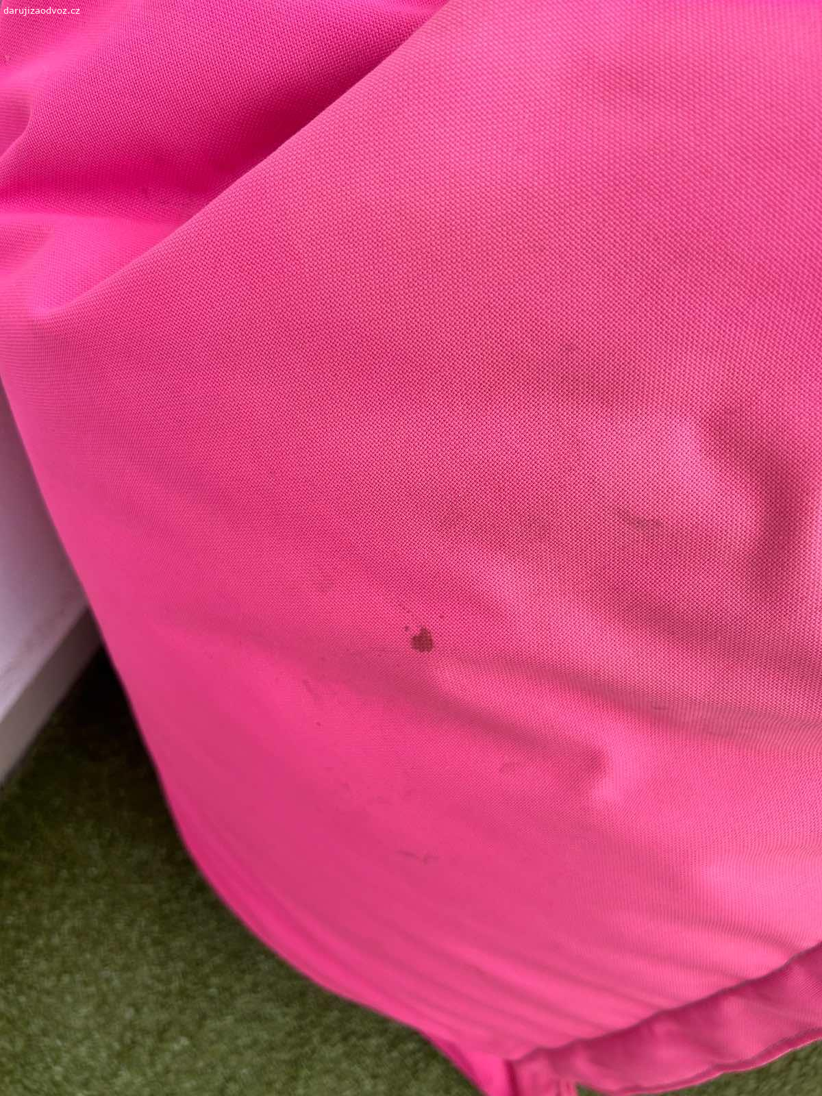 Použitý sedací vak zdarma za odvoz. Dobrý den, daruji za odvoz použity sedací vak růžové barvy, místy je vyšisovaná lehce barva, místy jsou nějaké fleky - na funkci to nemá vliv. Viz foto. Nikam nic neposílám, opravdu vám to nebudu vozit, prostě kdo přijede, odveze si to.