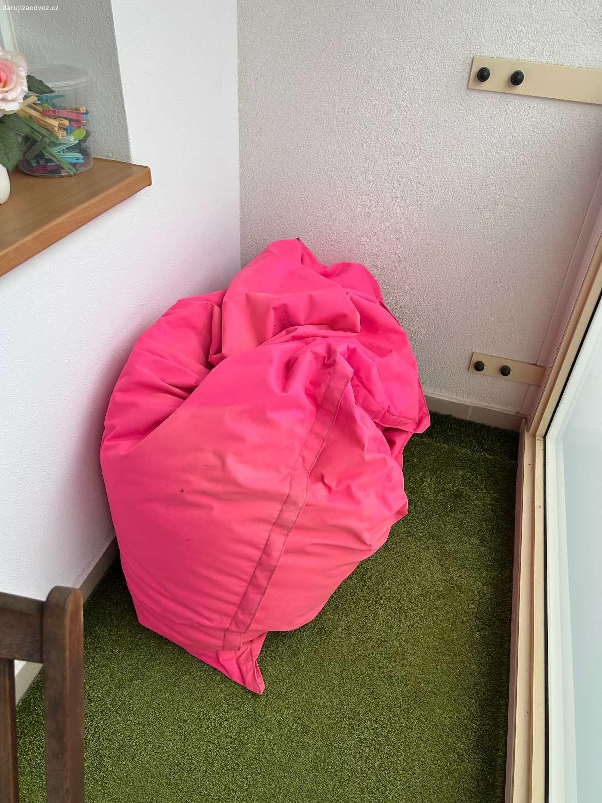 Použitý sedací vak zdarma za odvoz. Dobrý den, daruji za odvoz použity sedací vak růžové barvy, místy je vyšisovaná lehce barva, místy jsou nějaké fleky - na funkci to nemá vliv. Viz foto. Nikam nic neposílám, opravdu vám to nebudu vozit, prostě kdo přijede, odveze si to.