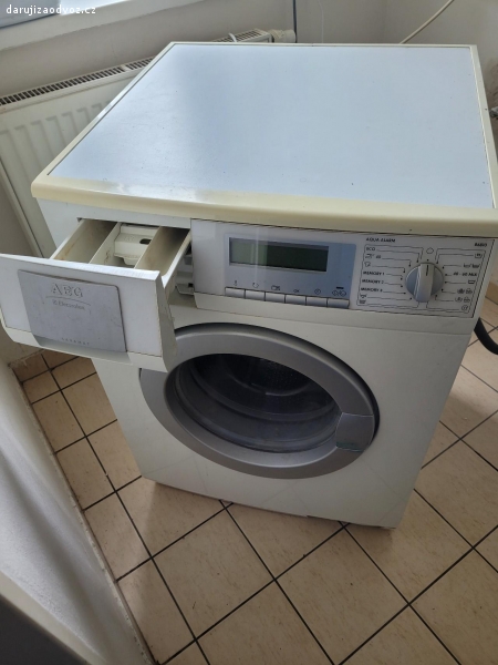 Pračka AEG 15 let stara. Pračka funkční, ale hlučnější.