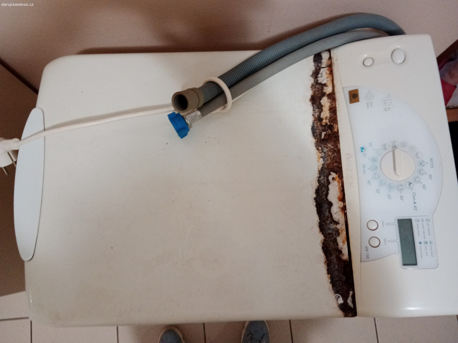 pračka Ariston. Daruji za odvoz pračku Ariston s vrchním plněním. Na víku je rez, který na funkčnost pračky nemá vliv. Šířka jen 40cm.