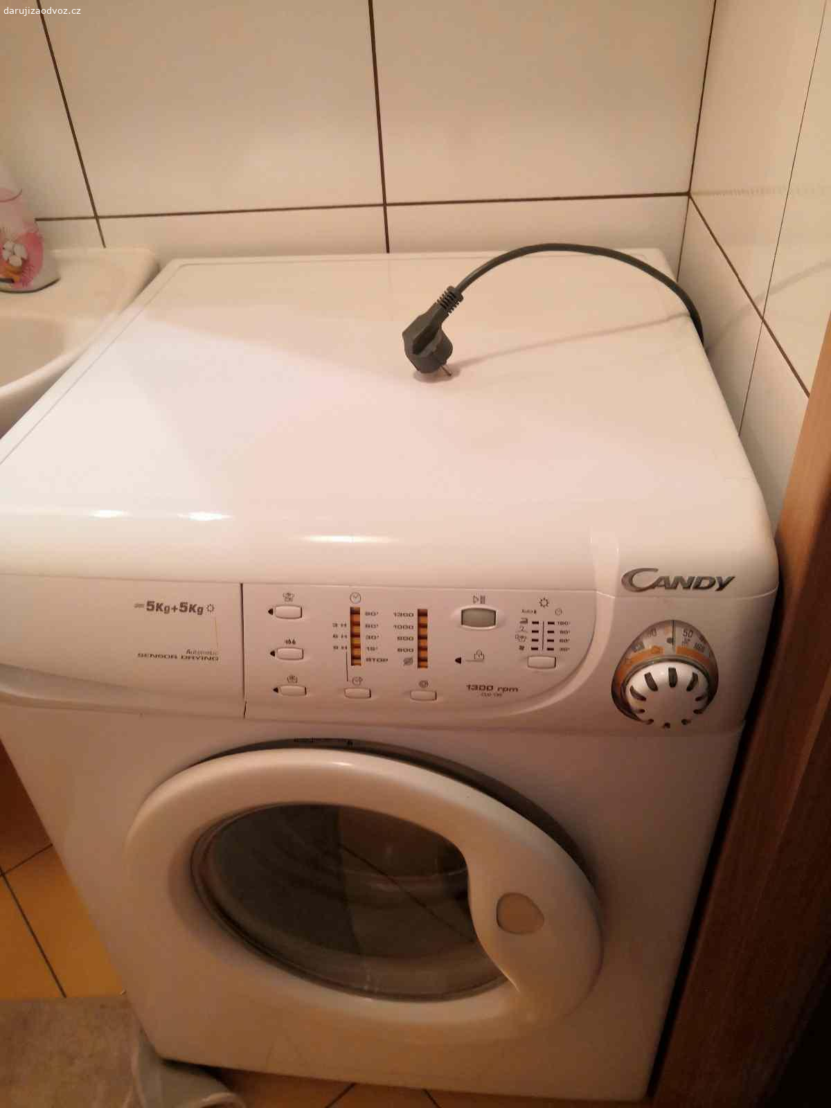 Pračka se sušičkou za odvoz. Pračku se sušičkou CANDY CLD 135 daruji za odvoz. Funkční, ale ložiska bubnu jsou hlučná, časem budou k repasování.
Praní 5 kq + sušení 5 kg. Spotřeba vody 6-15 litrů, otáčky 1.300/min.
Rozměry šířka 60 cm x výška 85 cm x hloubka 63 cm
Převzetí kdykoliv - Praha 6