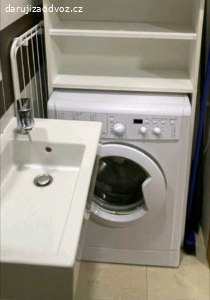 pračka SMART úzká a gauč
