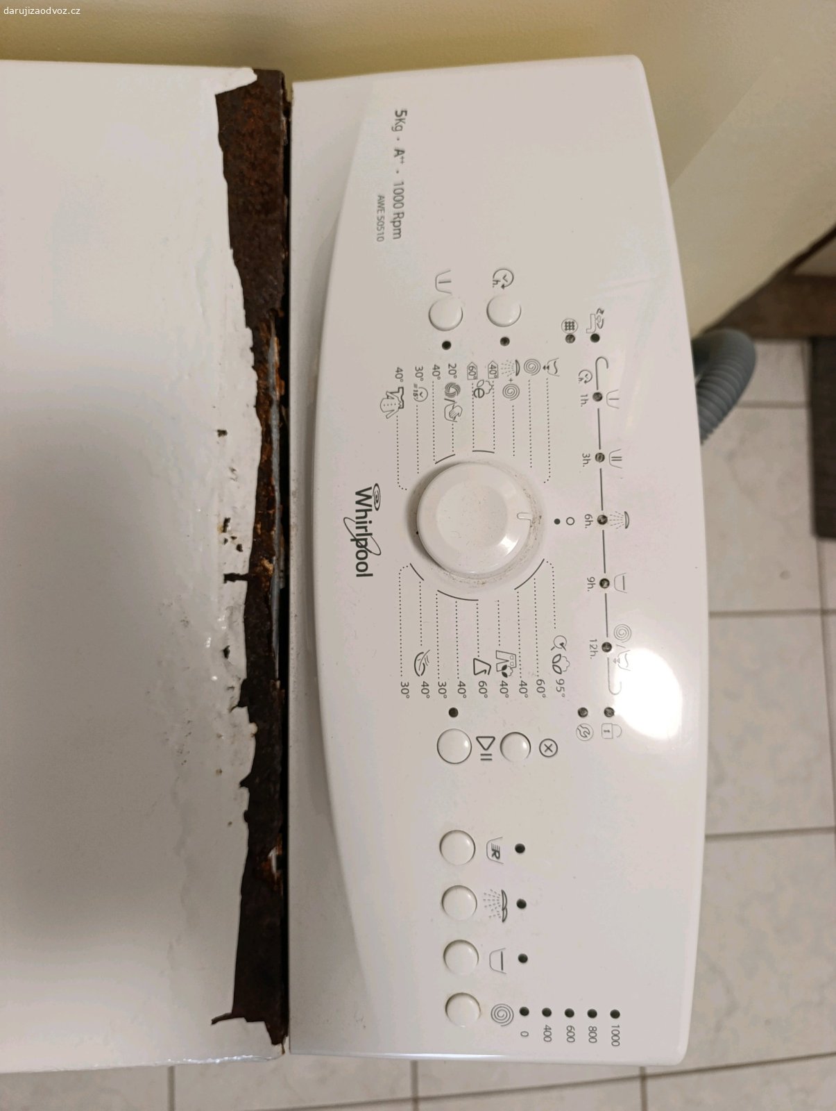 Pračka Whirlpool AWE50510. Daruji pračku - 5 let stará.
Pračka má poškozená dvířka, která však zatím fungují. Při posledním praní hlásila nějakou chybu a mě se již hledání důvodu nechtělo řešit. Věřím, že někdo šikovný ji doma ještě rozchodí a někomu ještě poslouží.
