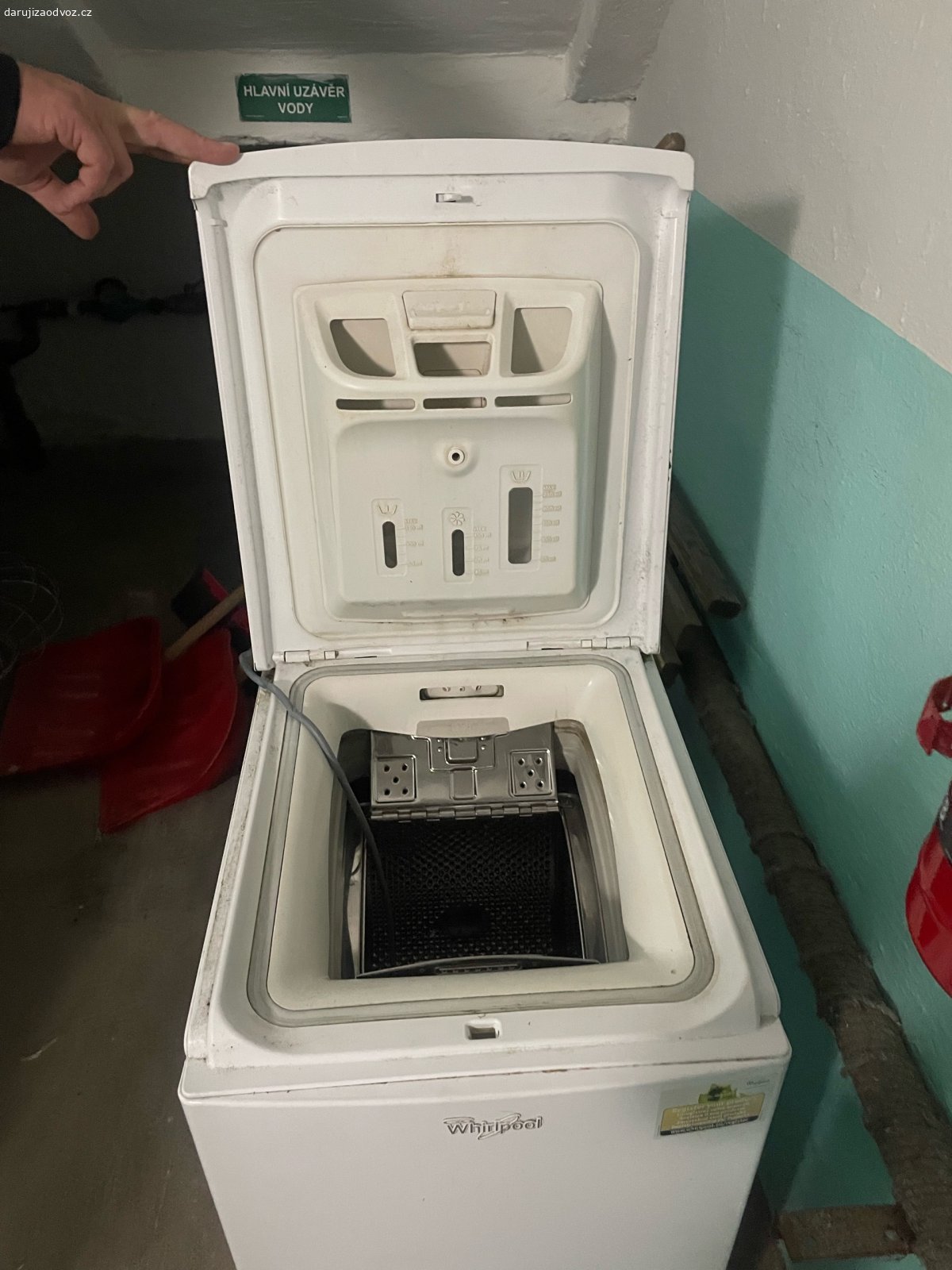 Pračka. Daruji za odvoz funkční pračku Whirlpool, koupenou před 10 lety. Rozměry 40x60x85.