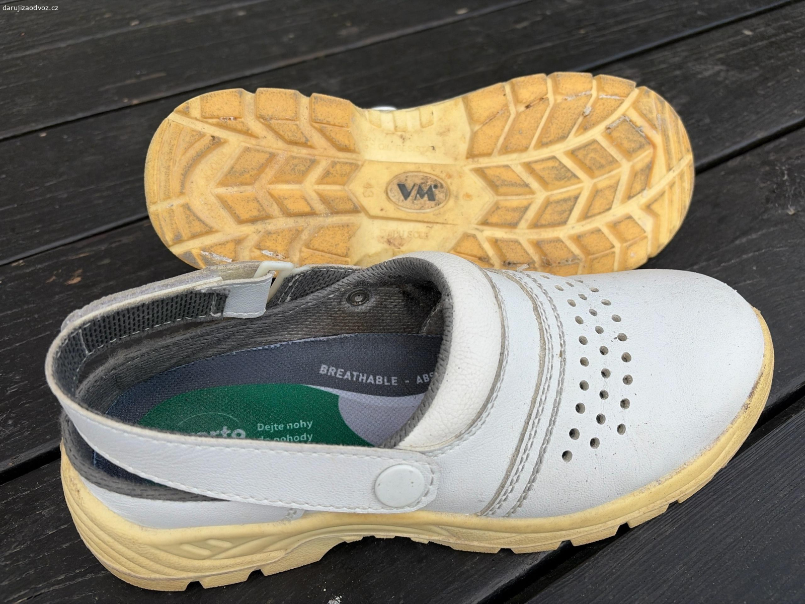 pracovní boty bílé vel. 43. Bílé pracovní boty s patním páskem, zpevněnou špicí. Používány jako kuchařské, anotom. vložka. 
Použité, funkční.
Za odvoz, nezasílám.