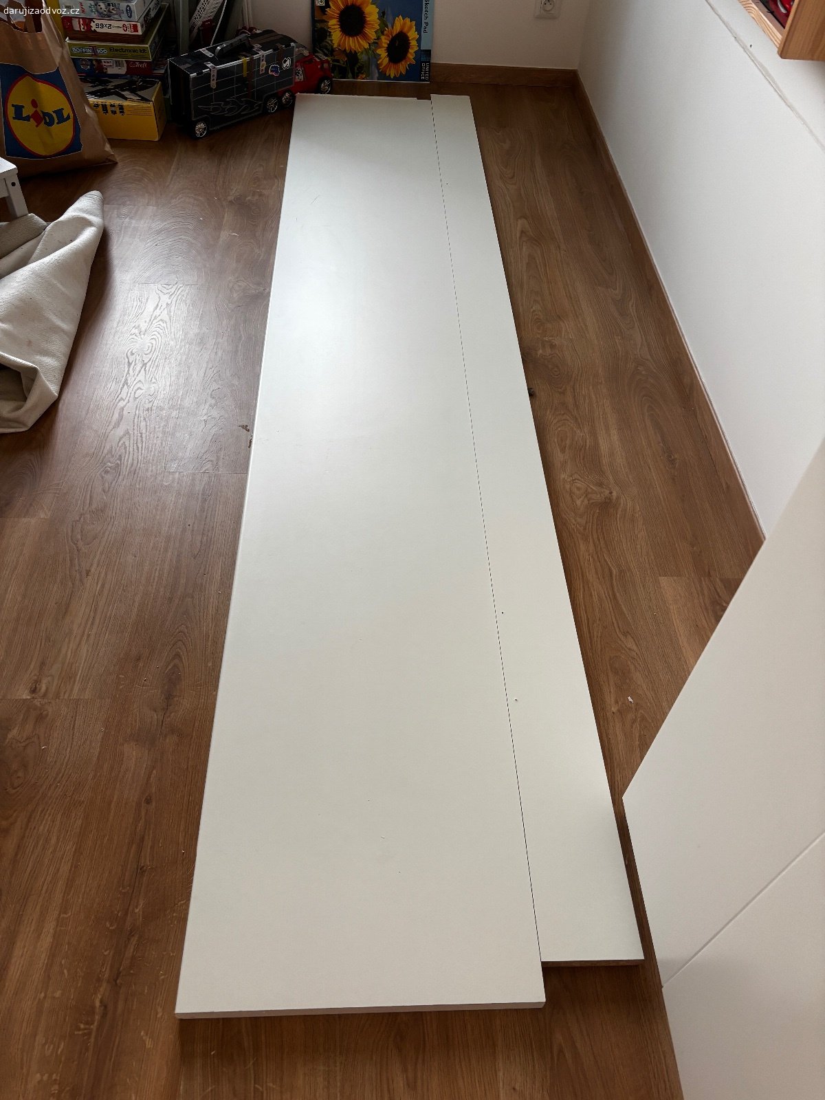Pracovni/kuchynska deska bila. Daruji za odvoz bilou pracovni desku, delka 280,5cm, v jedné části je trochu poskrabana, da se ale zkratit na mensi a nebude to vadit, samotna deska je siroka 46 cm, je k tomu i strjne dlouha deska ktera slouzila jako rantl ta je siroka 13,5 cm. Osobni prevzeti je mozne na adrese: Marie Podvalové 1041/8, Praha Cakovice