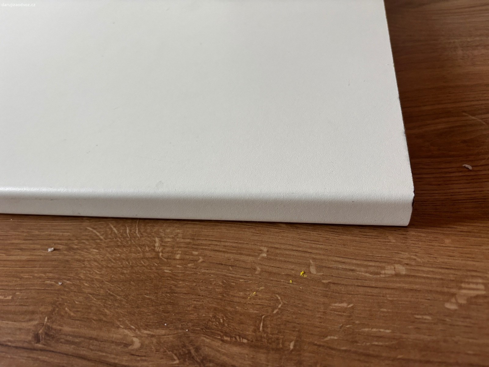 Pracovni/kuchynska deska bila. Daruji za odvoz bilou pracovni desku, delka 280,5cm, v jedné části je trochu poskrabana, da se ale zkratit na mensi a nebude to vadit, samotna deska je siroka 46 cm, je k tomu i strjne dlouha deska ktera slouzila jako rantl ta je siroka 13,5 cm. Osobni prevzeti je mozne na adrese: Marie Podvalové 1041/8, Praha Cakovice