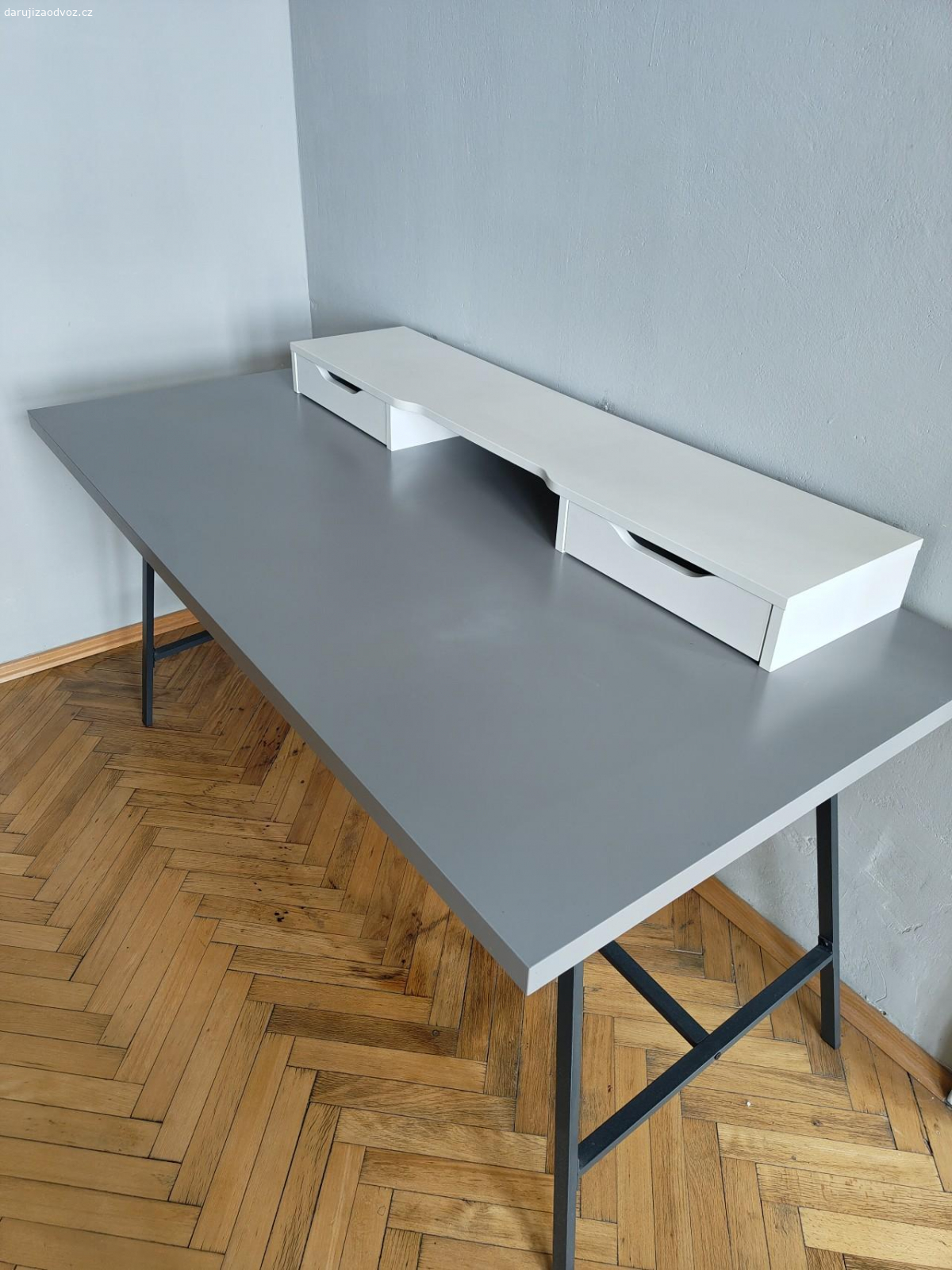 Pracovní stůl ikea. Deska 150 x 75 cm, položená na podstavcích bez připevnění. Používán 8 let jako pracovní stůl, odpovídající opotřebení - hlavně ošoupaný, kde byla položena myš.