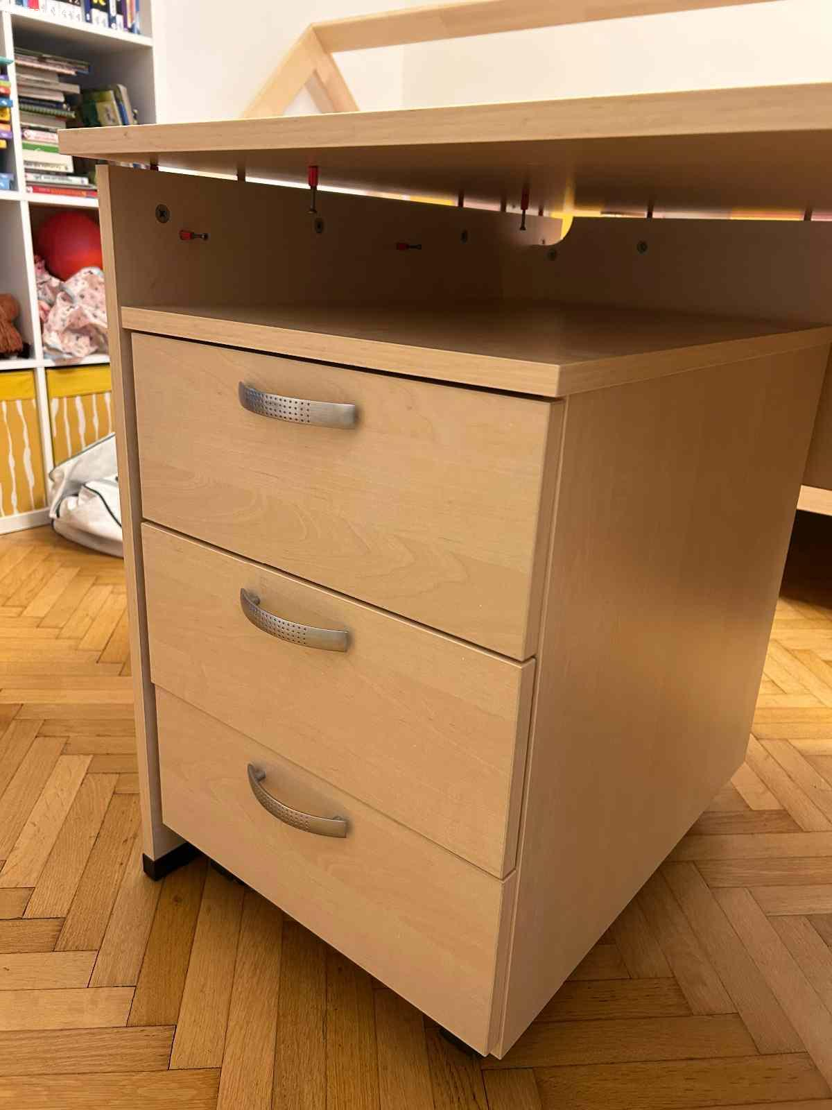 Pracovní stůl se šuplíky. Veliký pracovní stůl, včetně pojízdných šuplíků. Světlá barva. Velice dobrý stav. Stůl je aktuálně v rozebraném stavu.