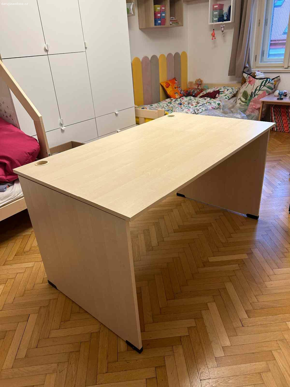 Pracovní stůl se šuplíky. Veliký pracovní stůl, včetně pojízdných šuplíků. Světlá barva. Velice dobrý stav. Stůl je aktuálně v rozebraném stavu.