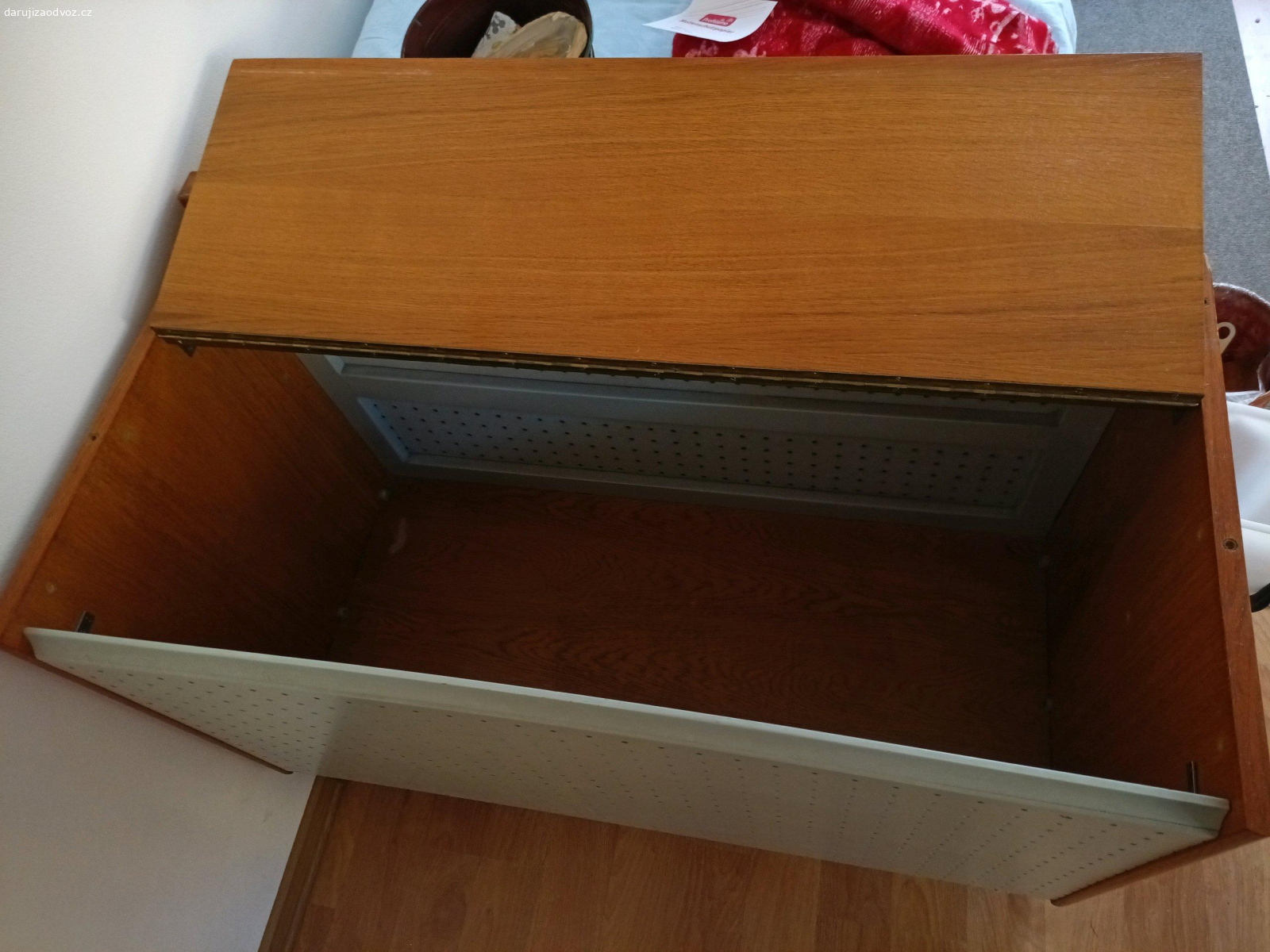 Prádelník. Daruji prádelník v dobrém stavu. příjemná velikost i barva.
v.,š.,hl. - 74x99x48