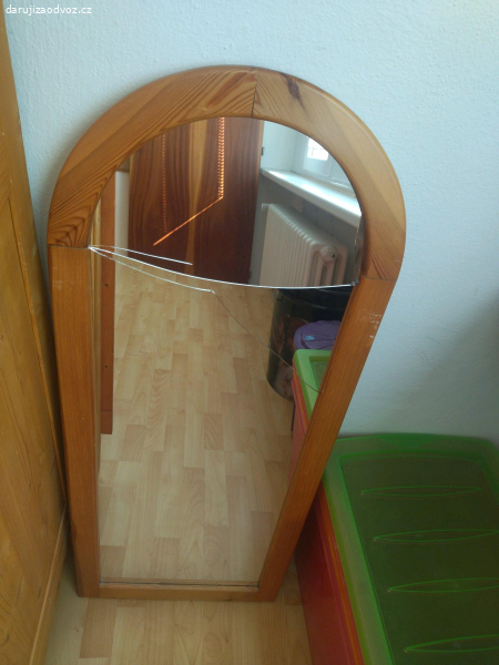 prasklé zrcadlo v dřevěném rámu
