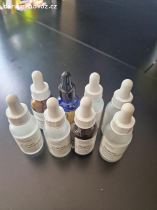 prázdné lahvičky od kosmetiky
