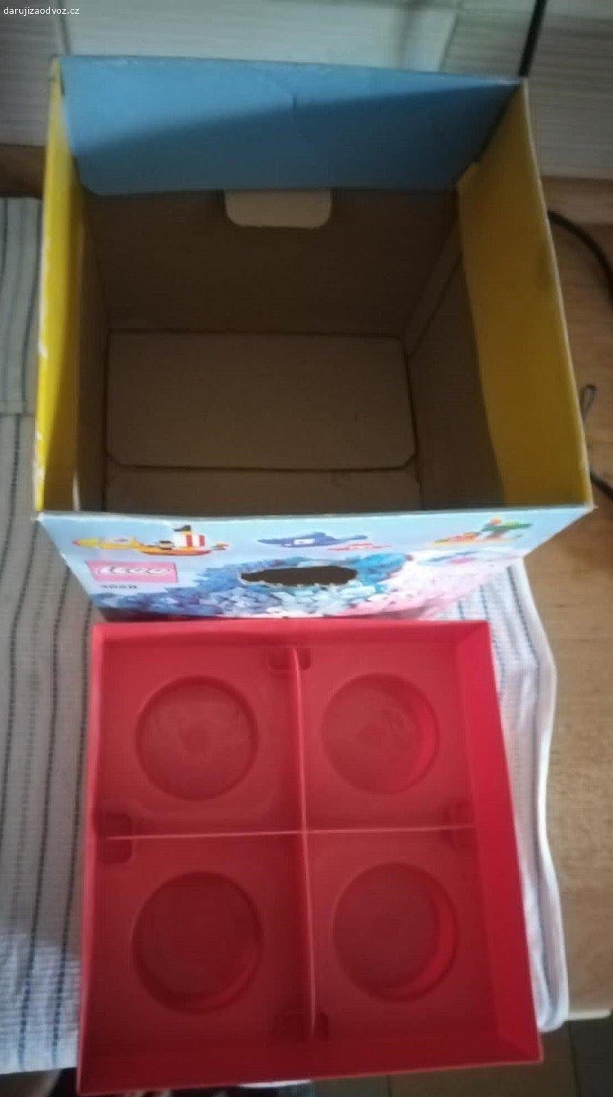 PRÁZDNÝ úložný box LEGO 4628 – krabice cca 23 cm. Daruji originální PRÁZDNÝ box od stavebnice LEGO 4628 (Zábava s kostkami). Box je papírový s ikonickým červeným plastovým víkem ve tvaru LEGO kostky. Ideální pro sběratele na zkompletování setu nebo jako stylový úložný prostor na kostky či jiné hračky do dětského pokoje. Stav odpovídá běžnému používání (viz foto). K odvozu Praha 10