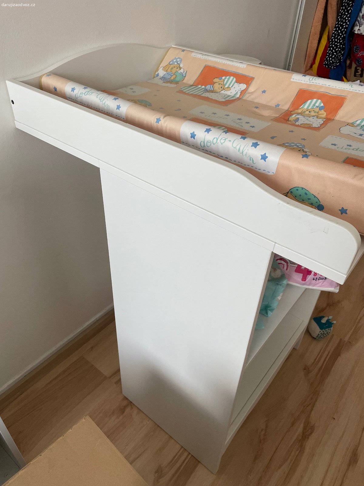 Přebalovací pult IKEA. Rok starý, bez vad, už je rozložený, předáme i s návodem. 

Je potřeba si přivézt nějakou velkou tašku nebo krabice pro převoz. 

Pište mi jen, pokud se můžete pro něj stavit do neděle. 

Čím dřív, tím líp.
