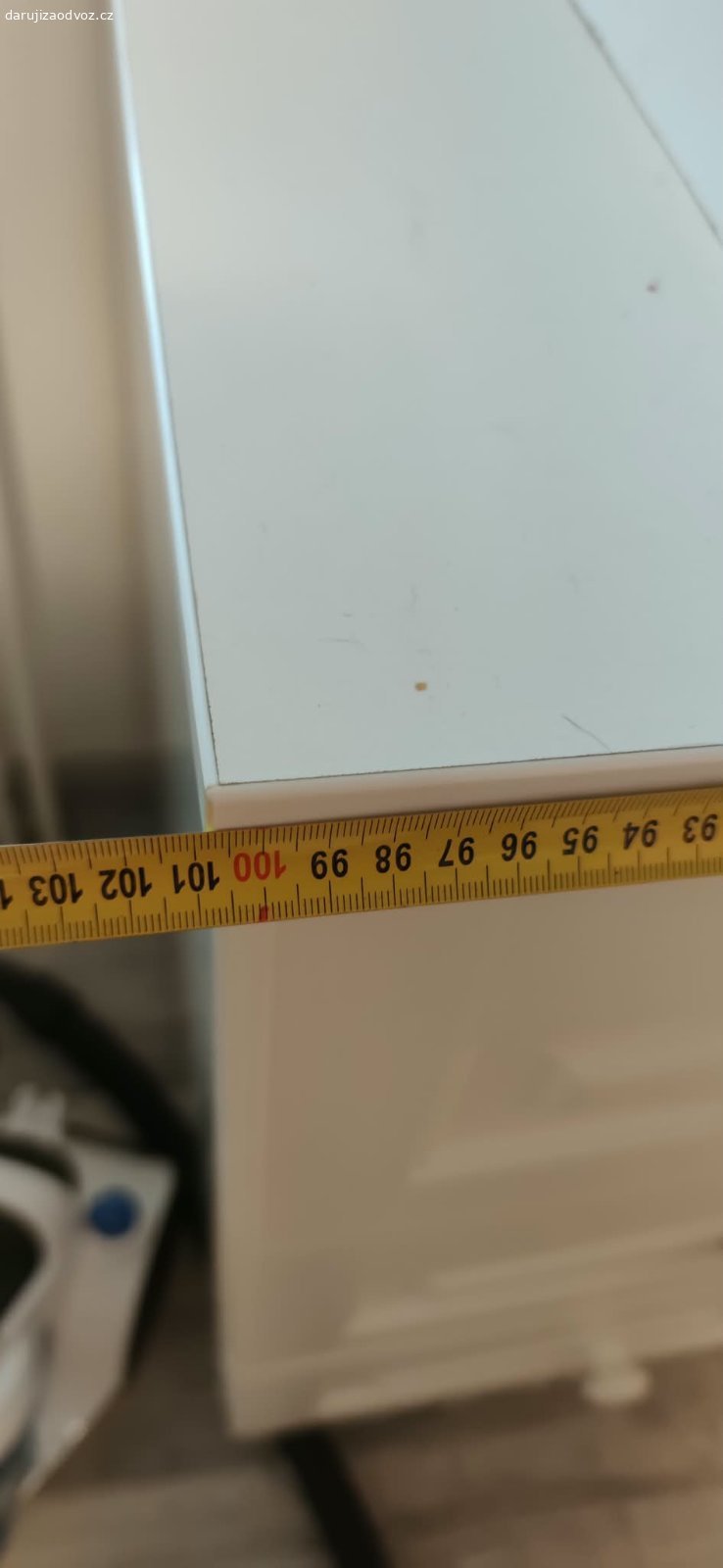 Přebalovací pult/komoda. Daruji za odvoz přebalovací pult / komodu. 
Šířka - 101 cm
Hloubka 66 cm
Výška - 95 cm
V zádech udělány díry na přikotvení do zdi. 
Vlastní odovoz - nutný