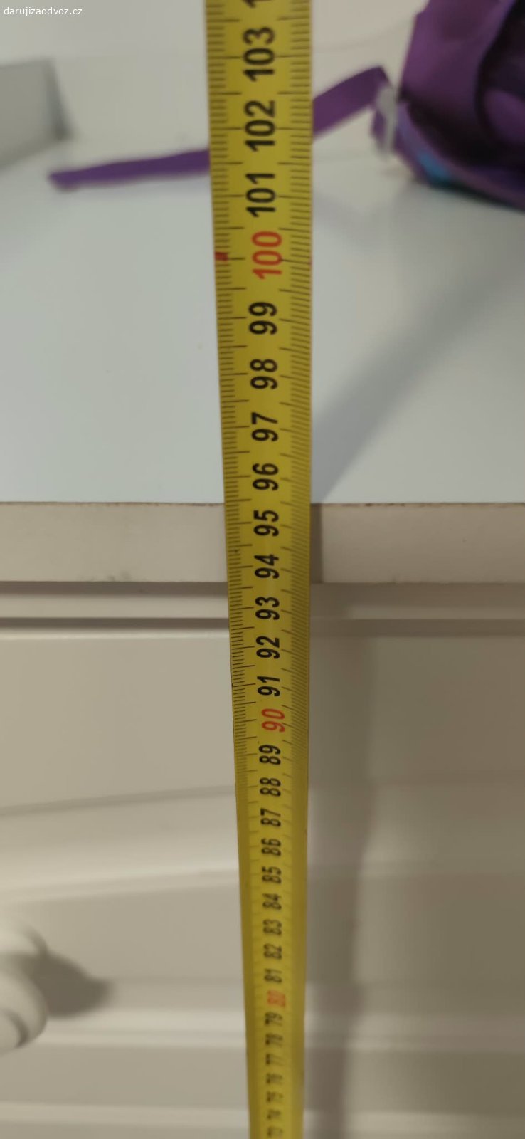 Přebalovací pult/komoda. Daruji za odvoz přebalovací pult / komodu. 
Šířka - 101 cm
Hloubka 66 cm
Výška - 95 cm
V zádech udělány díry na přikotvení do zdi. 
Vlastní odovoz - nutný