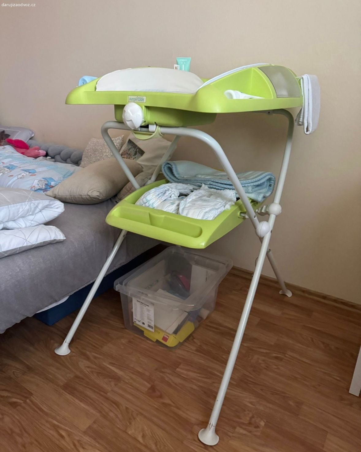 Přebalovací pult. Přebalovací pult, funkční, popraskaná podložka na krajích, potřeba slepit nebo koupit novou.