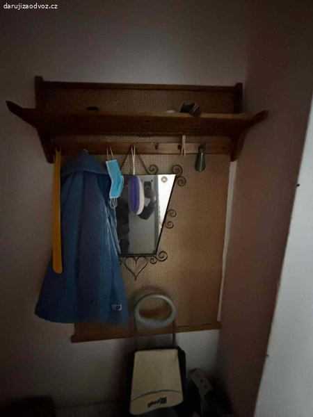 Předsíňová stěna s poličkou a věšáky