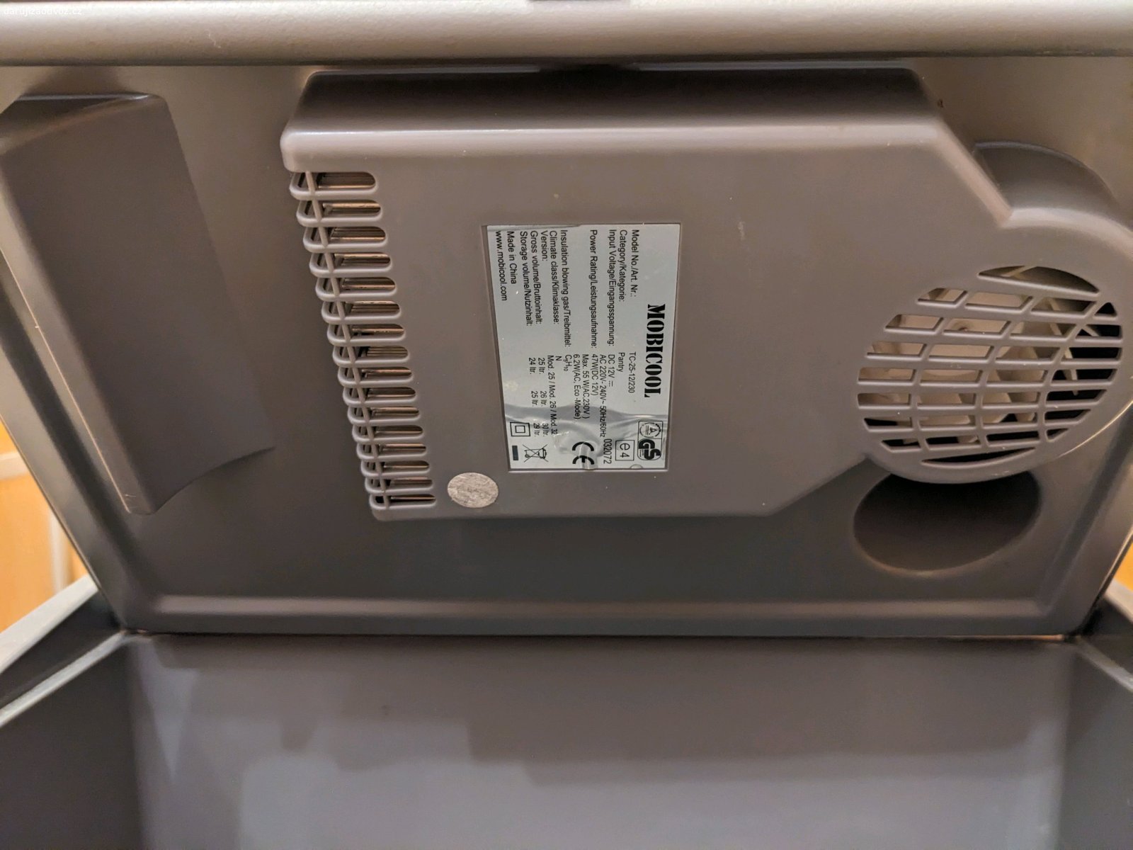 Přenosná lednice Conrad do zásuvky. Přenosná kempingová lednice alias autochladnička značky Conrad Mobicool s objemem 25 litrů. Zakoupena v prosinci 2013. Původně dvě možnosti zapojení: normální zásuvka 230V nebo autozásuvka 12V. Aktuálně funguje pouze do zásuvky, zástrčka do auta je zničená. Šikovný kutil by si ji ale asi dokázal snadno spravit. K dispozici se dvěma víky - viz fotky. Pouze k osobnímu předání, nikam ji nebudu posílat.