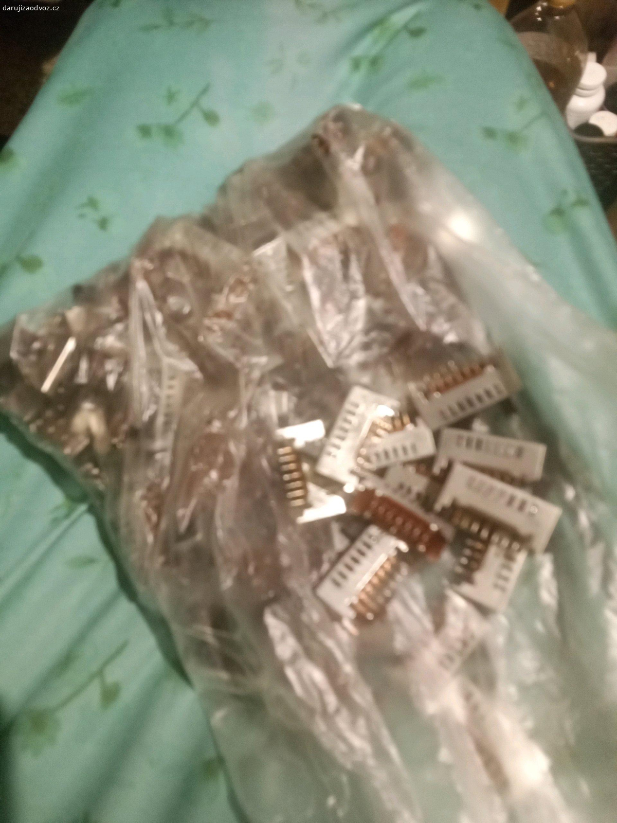 přepínače. sedmipolohové, jednopólové cca 150 až 200 kusů, 2,6 x 0,8 cm, za kód můžu poslat