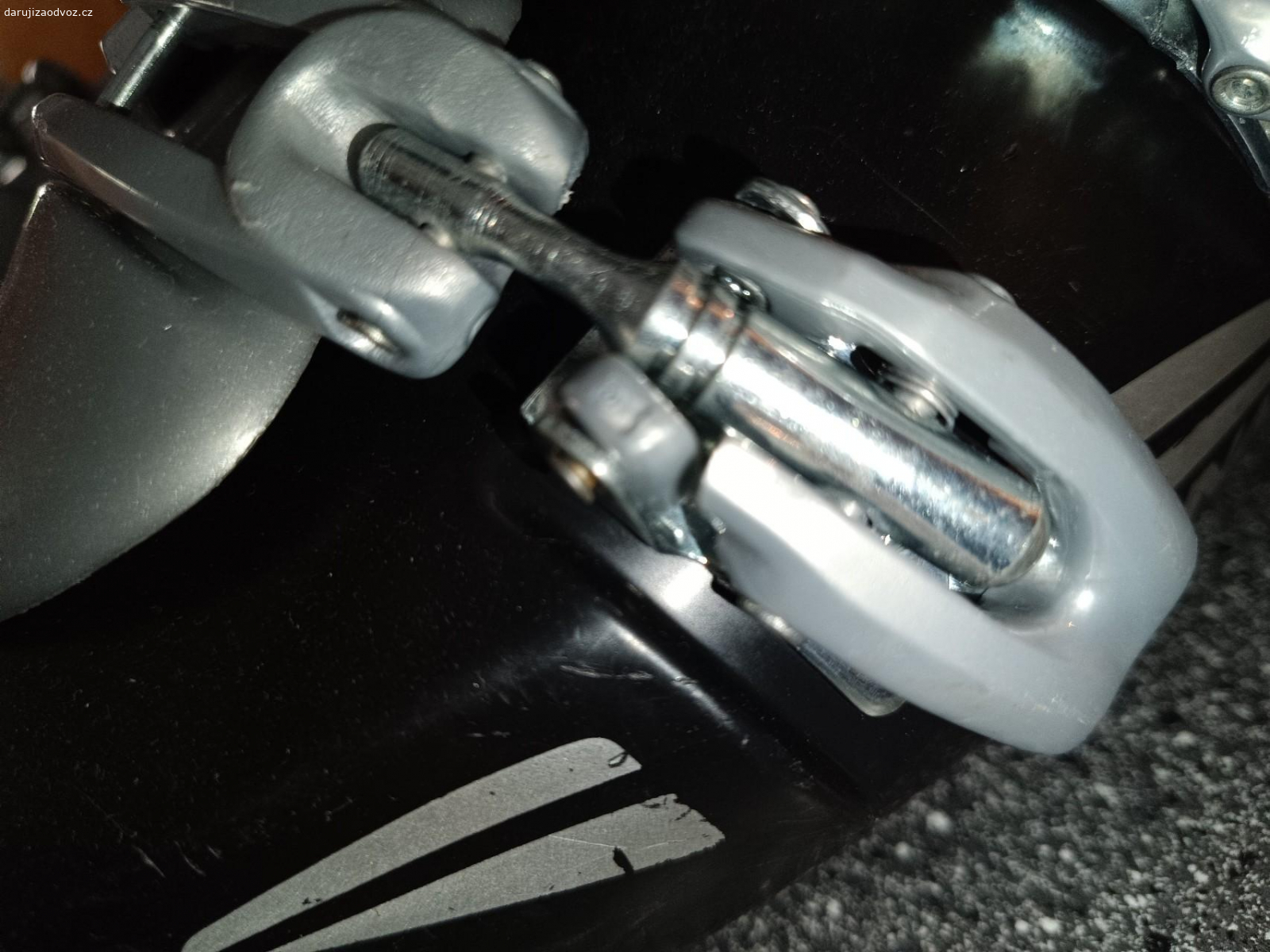 přeskáče Munari, vel. 30-30,5. Přeskáče s prasklou přeskou, přesto se v nich dá pohodlně lyžovat. detail viz foto. pouze osobní předání v Nové Pace.