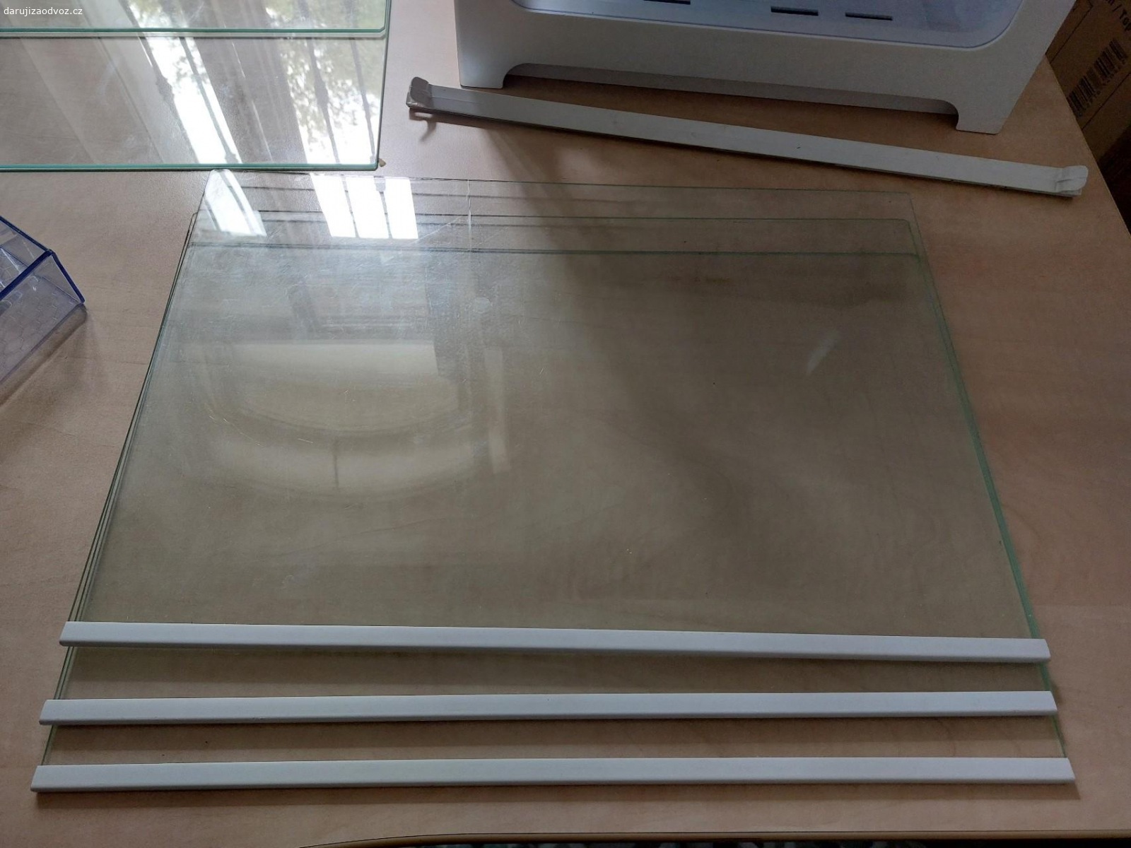 Přihrádky do lednice a mrazáku. 2x šuplík do mrazáku š 38× 36, v 19,5
3x police do lednice 44,3 x 30
1x police do lednice 40 x 34,7
1x police 40 x 21,5
2x přihrádka do dveří  42,5 x 10,5

Vše nepoškozené, v pěkném stavu. 

Vyzvednutí všeho.